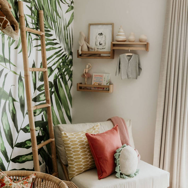 Eco-friendly tropical wallpaper with overlapping palm fronds in soft shades of green, removable and perfect for nurseries, kids’ rooms, or play spaces.
